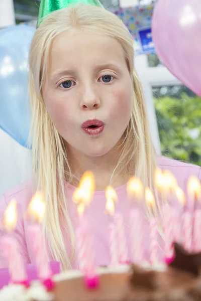 Ragazza bambino soffiando fuori candele torta di compleanno — Foto Stock