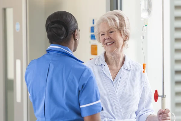 Seniorin und Krankenschwester im Krankenhaus — Stockfoto