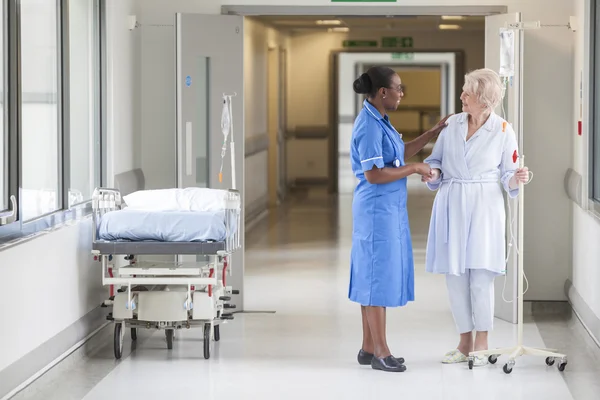 Старшая пациентка и медсестра в больнице — стоковое фото