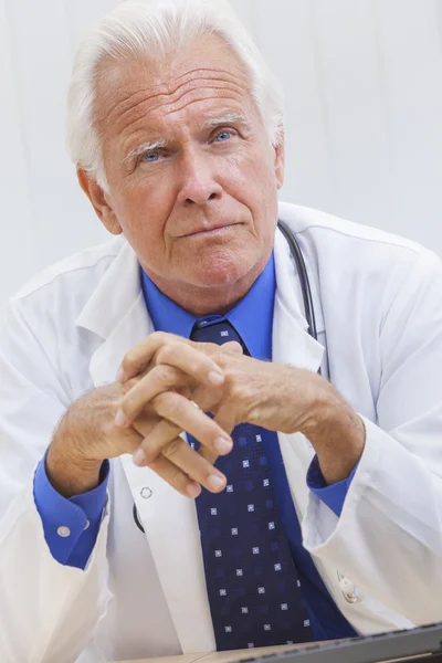 Uspokajający starszy mężczyzna lekarz Zdjęcie Stockowe