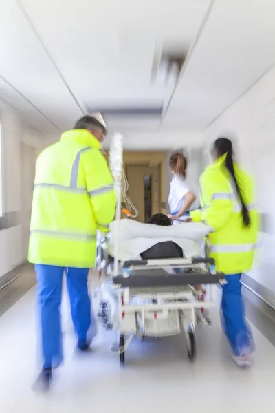モーションぼかしストレッチャー担架患者病院の緊急治療 — ストック写真