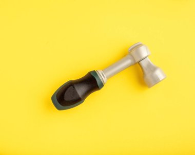 Sarı arka planda çocuk inşaat aracı