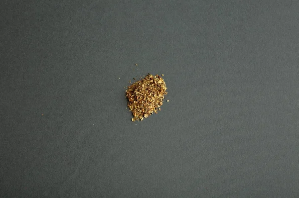 Gri arkaplanda Oregano baharat detayı makro dokusu