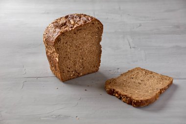 Bir somun ekmek. Gri arkaplan, kopyala