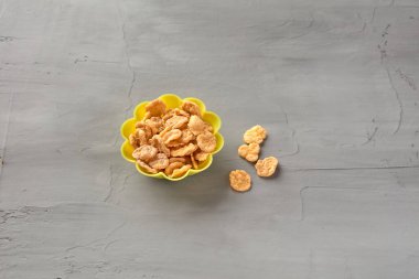 Silikon tabaktaki mısır gevreğinden kuru müsli.