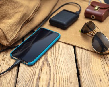 Boş batarya akıllı telefonunu güç bankasıyla şarj etmek.