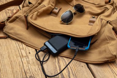 Boş batarya akıllı telefonunu güç bankasıyla şarj etmek.