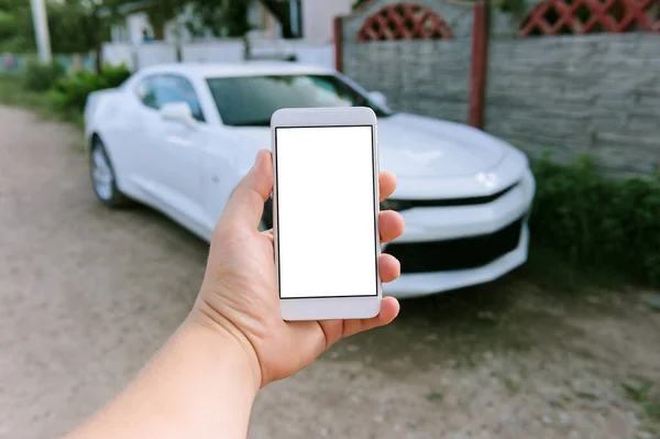 Смартфон Руці Людини Задньому Плані Біла Машина — стокове фото
