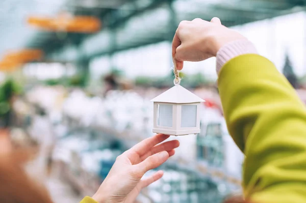 Het Meisje Houdt Haar Handen Een Decoratief Huis Met Versieringen — Stockfoto