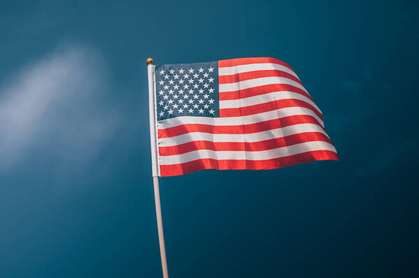 Американский флаг на фоне пасмурного неба