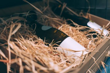 Şarap mahzeninde farklı türde yakın plan maket şaraplar var.