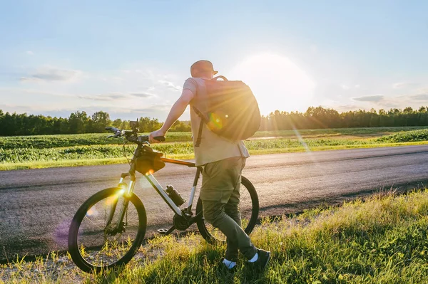 Ein Männlicher Tourist Steht Mit Einem Fahrrad Auf Dem Asphaltierten — Stockfoto