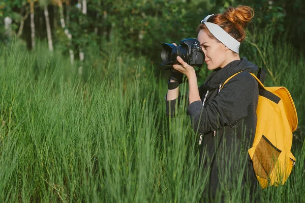 Girl Gray Jacket Yellow Backpack Holds Professional Photo Video Camera — Stock Photo, Image