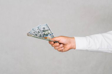 Kapanış parası bir adamın elinde. Hafif bir arkaplanda