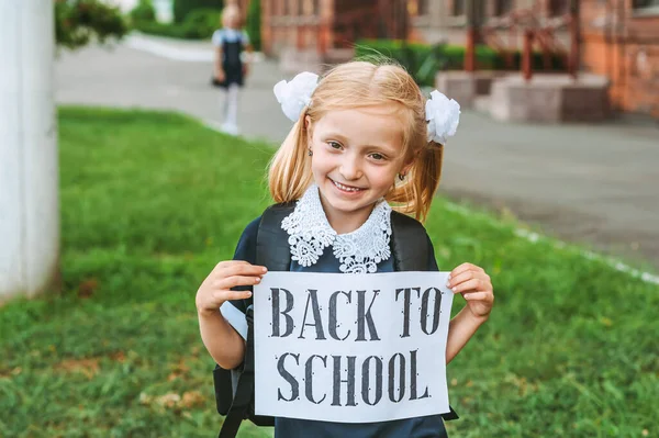 Portret Van Een Schoolmeisje Met Een Bord Haar Handen Met — Stockfoto