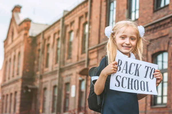 Portret Uczennicy Znakiem Ręku Słowami Powrót Szkoły Tle Starego Budynku — Zdjęcie stockowe