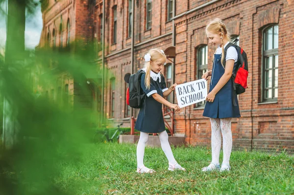 Porträt Von Schulmädchen Mit Einem Schild Der Hand Und Worten — Stockfoto