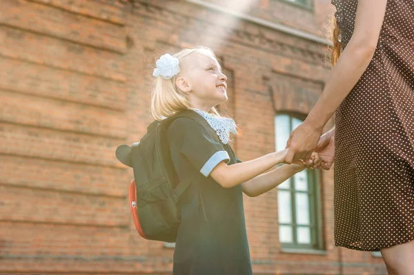 Uczeń Szkoły Podstawowej Rodzic Idą Parze Kobieta Młoda Dziewczyna Plecakiem — Zdjęcie stockowe