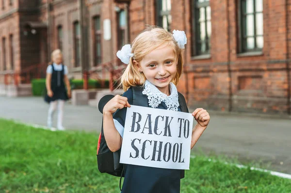 Portret Van Een Schoolmeisje Met Een Bord Haar Handen Met — Stockfoto