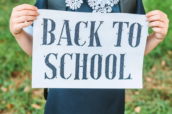 Plakat Napisem Powrót Szkoły Rękach Ucznia Szkoły Podstawowej Tle Starej — Zdjęcie stockowe