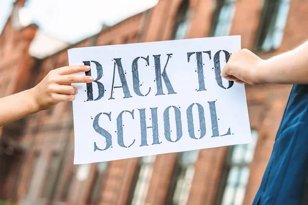 Tafel Mit Der Aufschrift Zurück Zur Schule Den Händen Der — Stockfoto