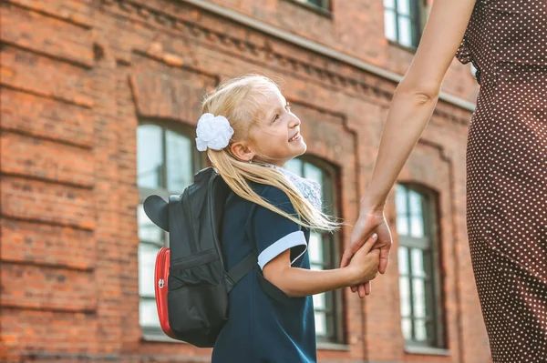 Grundschüler Und Eltern Gehen Hand Hand Eine Frau Und Ein — Stockfoto