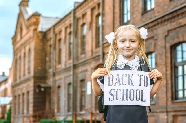 Porträt Von Schulmädchen Mit Einem Schild Der Hand Und Worten — Stockfoto