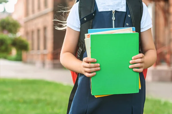 Close Una Niña Estudiante Primaria Tiene Libros Sus Manos Regresa — Foto de Stock