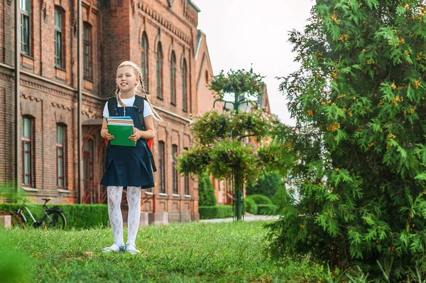 Portret Uczennic Książkami Rękach Tle Starego Budynku Powrót Koncepcji Szkoły — Zdjęcie stockowe