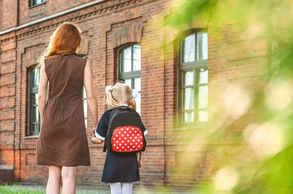 Uczeń Szkoły Podstawowej Rodzic Idą Parze Kobieta Młoda Dziewczyna Plecakiem — Zdjęcie stockowe