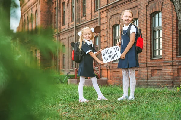 Portret Van Schoolmeisjes Met Teken Hand Met Woorden Terug Naar — Stockfoto