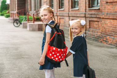 Mutlu çocuklar okula geri döner. Derslerin başlangıcı. Çalışmanın ilk günü