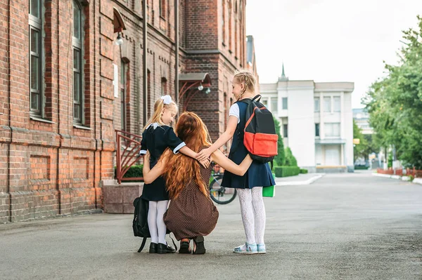 Mama Odprowadza Dzieci Szkoły Dwie Uczennice Pierwszy Dzień Studiów — Zdjęcie stockowe