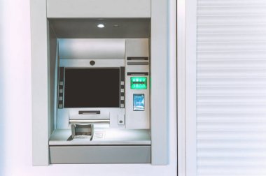 Mock Up, şehirdeki ATM makinesi. beyaz perdelerin arka planına karşı