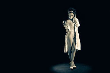 Bir cam ile kız moda