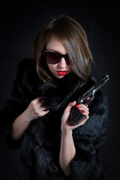 Una chica con un arma — Foto de Stock
