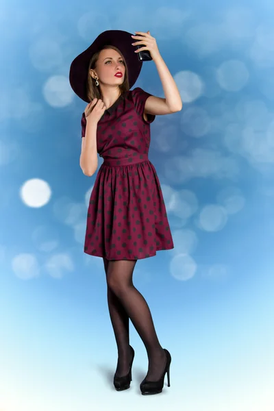 Una chica bonita con un sombrero negro — Foto de Stock