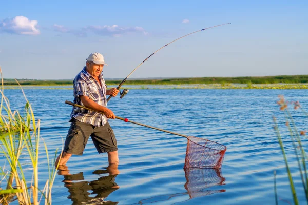 Un pescatore e una cattura — Foto Stock