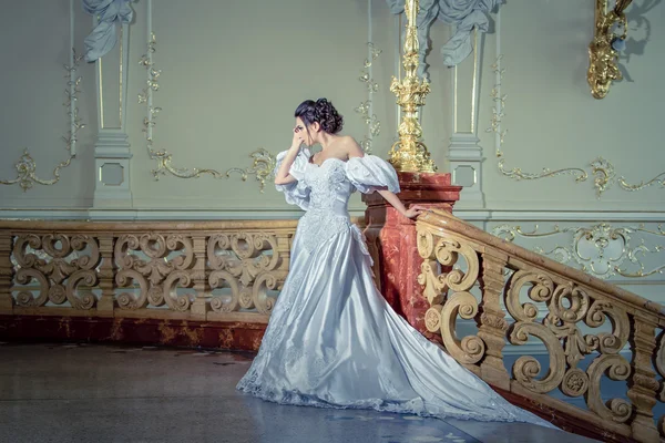 Una giovane donna attraente in un abito bianco di lusso — Foto Stock