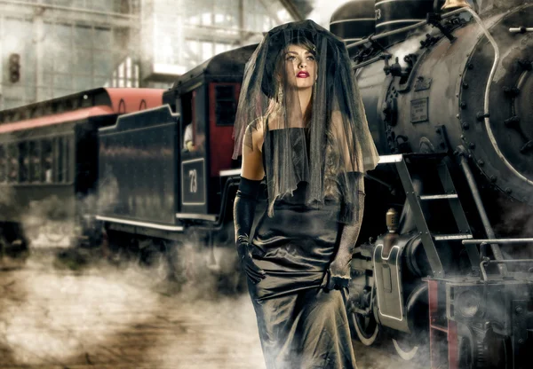 Uma menina de preto e locomotiva — Fotografia de Stock