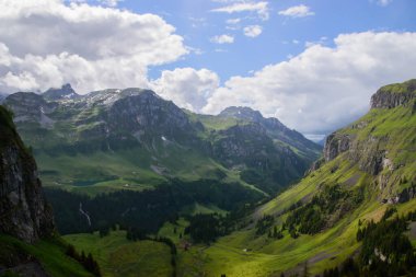 İsviçre 'de Alp manzarası. Schwyz kantonundaki Muotathal köyünün yakınlarında çekildi.. 