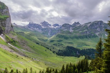 İsviçre 'de Alp manzarası. Schwyz kantonundaki Muotathal köyünün yakınlarında çekildi.. 