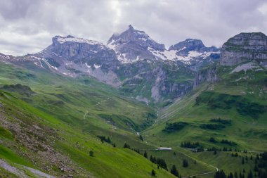 İsviçre 'de Alp manzarası. Schwyz kantonundaki Muotathal köyünün yakınlarında çekildi.. 
