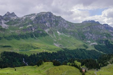 İsviçre 'de Alp manzarası. Schwyz kantonundaki Muotathal köyünün yakınlarında çekildi.. 