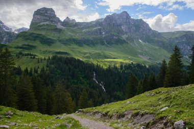 İsviçre 'de Alp manzarası. Schwyz kantonundaki Muotathal köyünün yakınlarında çekildi.. 