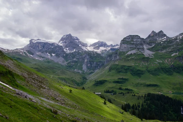 İsviçre 'de Alp manzarası. Schwyz kantonundaki Muotathal köyünün yakınlarında çekildi.. 