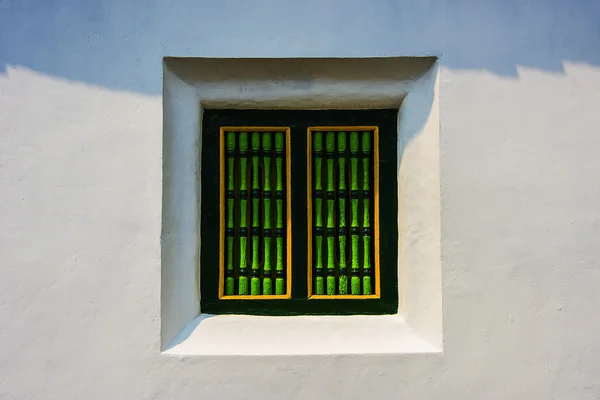 Ventana colonial en Indonesia — Foto de Stock