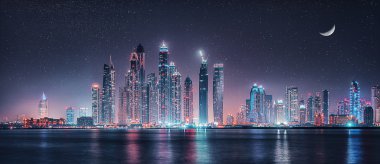 Dubai Yat Limanı ay ışığı altında