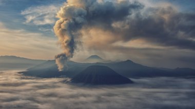 Sabahın erken saatlerinde Mount Bromo, aktivite