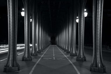 Paris'te bir-Hakeim Köprüsü